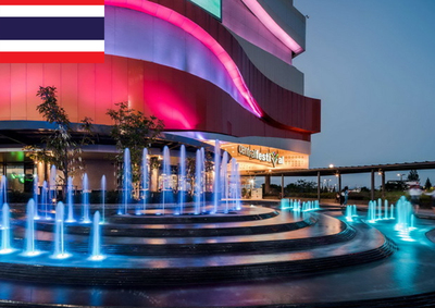 喷泉的灯光设计配合建筑灯光很好的营造出商业氛围